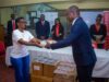 RSE : UBA Cameroon dote le collège Alferd Saker de Douala de 500 livres