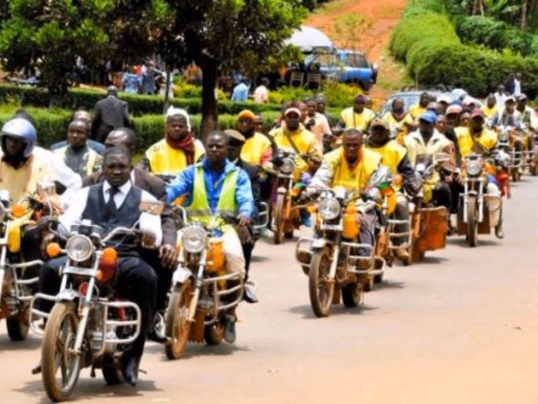 Transport urbain : Douala lance le contrôle des motos-taxis et tricycles, un secteur qui assure 61 % des déplacements