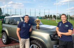 Advertissement : New Land Rover Defender delivers the Webb Ellis Trophy to South Africa at Rugby World Cup Final